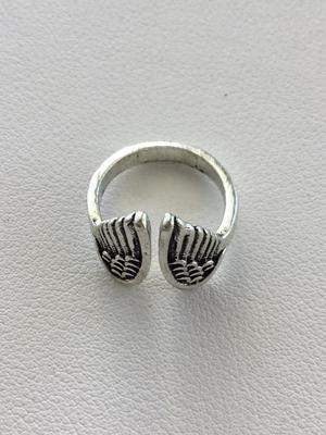 Unmarked angel wings fashion ring