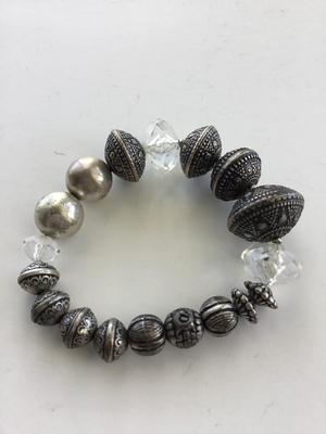 Beautiful silver tone stretchy beaded bracelet