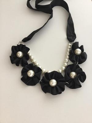 Beautiful vintage faux pearl statement necklace
