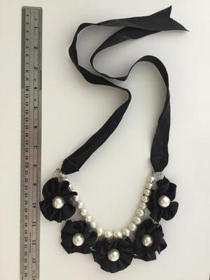 Beautiful vintage faux pearl statement necklace
