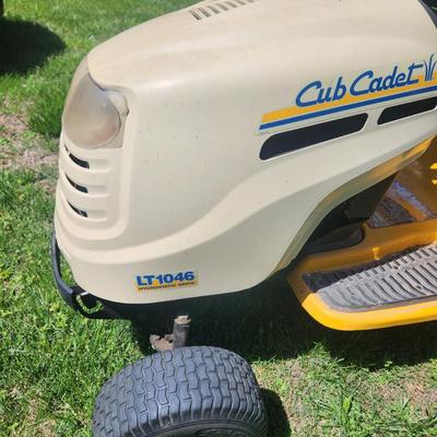 Cub Cadet Series 1000 Lawn Tractor with Cart
