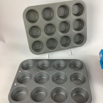 K750 Lot of Baking Cookie Cutters, Measuring , Cake Icing Kit