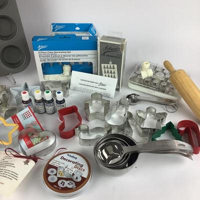 K750 Lot of Baking Cookie Cutters, Measuring , Cake Icing Kit