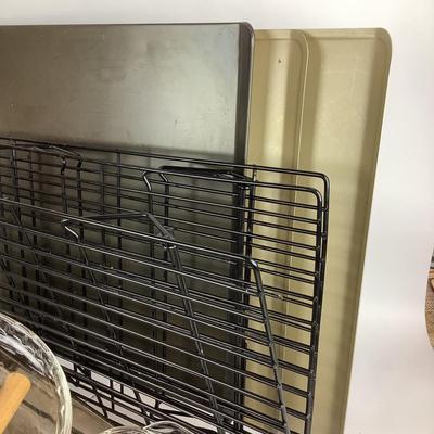 K816 Lot of Baking Sheet, Cooling Rack, and Pyrex Bowls