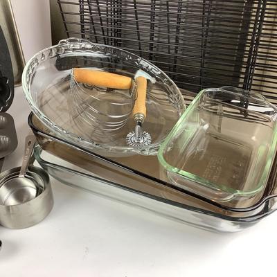 K816 Lot of Baking Sheet, Cooling Rack, and Pyrex Bowls
