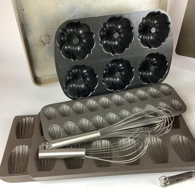 K816 Lot of Baking Sheet, Cooling Rack, and Pyrex Bowls