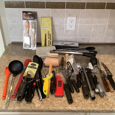 K827 Large Lot of Kitchen Utensils