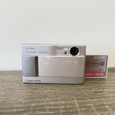 LOT 2K: Sony CyberShot DSC-110 Digital Camera