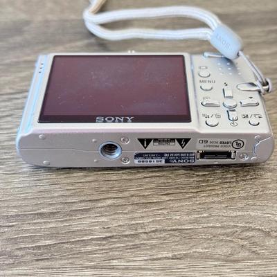 LOT 2K: Sony CyberShot DSC-110 Digital Camera