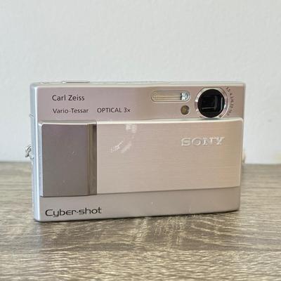 LOT 2K: Sony CyberShot DSC-110 Digital Camera