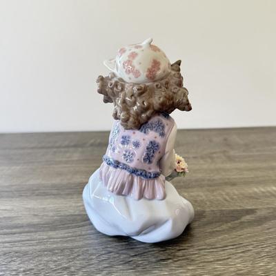 LOT 3K: 1995 Lladró “Generous Gesture” Porcelain Figurine #6399