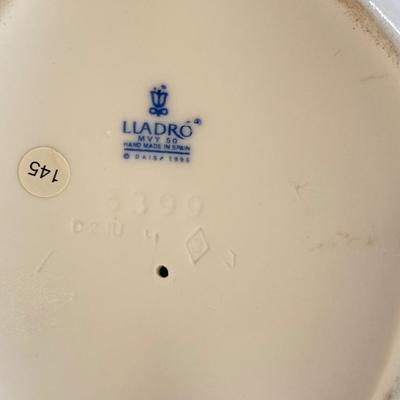 LOT 3K: 1995 Lladró “Generous Gesture” Porcelain Figurine #6399