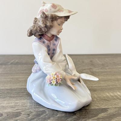 LOT 3K: 1995 Lladró “Generous Gesture” Porcelain Figurine #6399