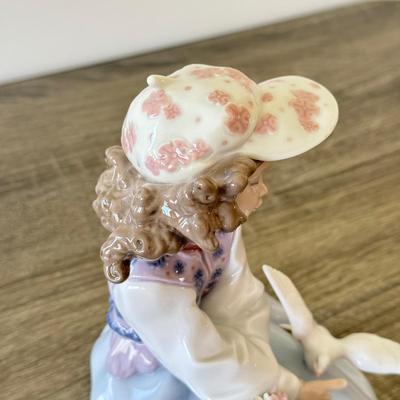 LOT 3K: 1995 Lladró “Generous Gesture” Porcelain Figurine #6399