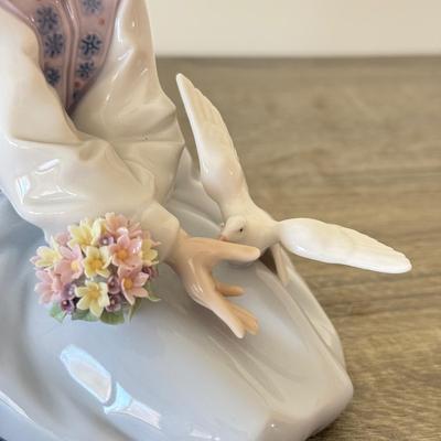 LOT 3K: 1995 Lladró “Generous Gesture” Porcelain Figurine #6399