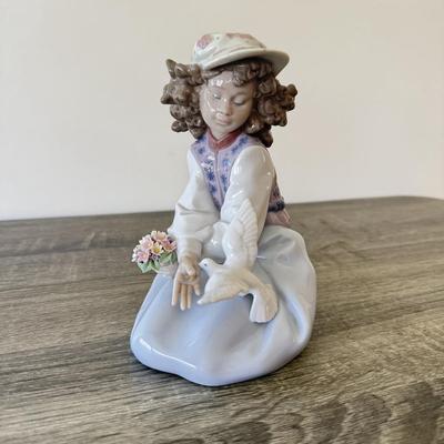 LOT 3K: 1995 Lladró “Generous Gesture” Porcelain Figurine #6399