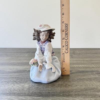 LOT 3K: 1995 Lladró “Generous Gesture” Porcelain Figurine #6399