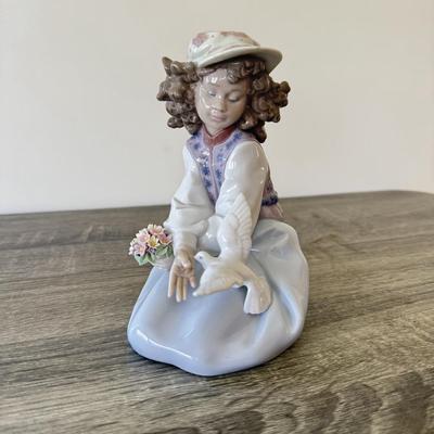 LOT 3K: 1995 Lladró “Generous Gesture” Porcelain Figurine #6399