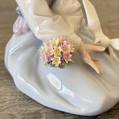 LOT 3K: 1995 Lladró “Generous Gesture” Porcelain Figurine #6399