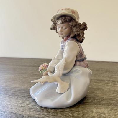 LOT 3K: 1995 Lladró “Generous Gesture” Porcelain Figurine #6399