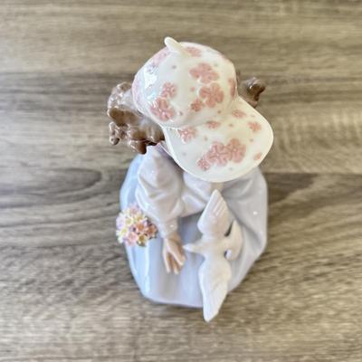 LOT 3K: 1995 Lladró “Generous Gesture” Porcelain Figurine #6399