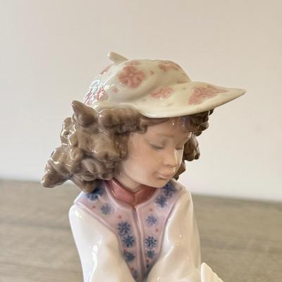 LOT 3K: 1995 Lladró “Generous Gesture” Porcelain Figurine #6399