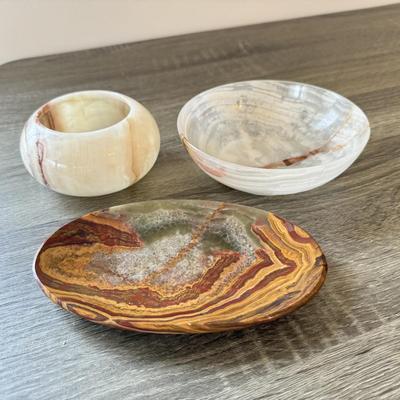 LOT 4K: Exquisite Marble Glass Dishes