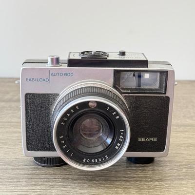 LOT 83K: Vintage Sears Easy Load Auto 600 126mm Film Camera