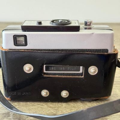 LOT 83K: Vintage Sears Easy Load Auto 600 126mm Film Camera