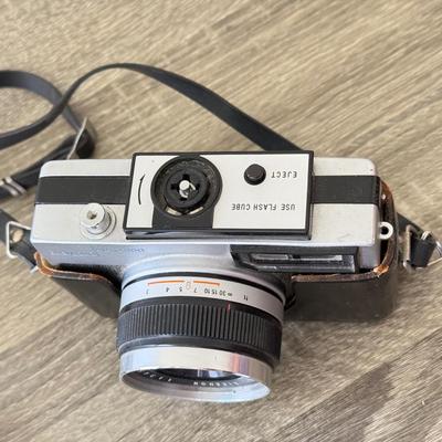 LOT 83K: Vintage Sears Easy Load Auto 600 126mm Film Camera