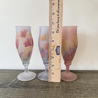 LOT 90K: Beautiful Frosted Glass Flutes w/ Interesting Drip Design