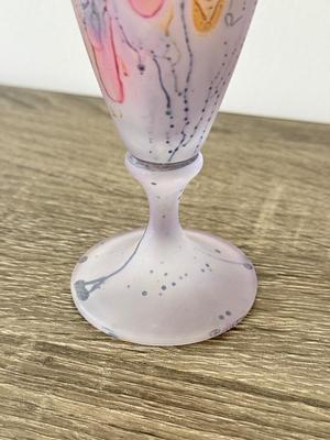 LOT 90K: Beautiful Frosted Glass Flutes w/ Interesting Drip Design