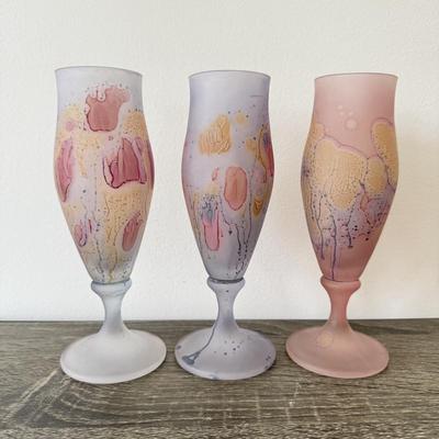 LOT 90K: Beautiful Frosted Glass Flutes w/ Interesting Drip Design