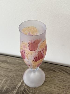 LOT 90K: Beautiful Frosted Glass Flutes w/ Interesting Drip Design