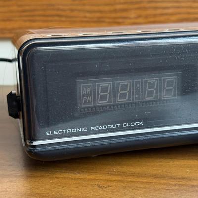 LOT 155F: Vintage Panasonic Clock Radio Model RC 200