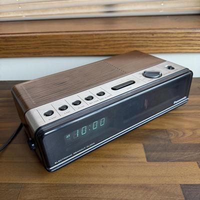 LOT 155F: Vintage Panasonic Clock Radio Model RC 200