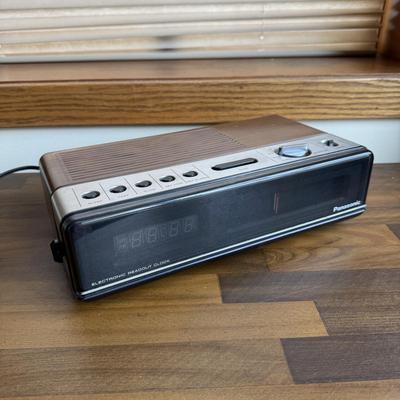 LOT 155F: Vintage Panasonic Clock Radio Model RC 200