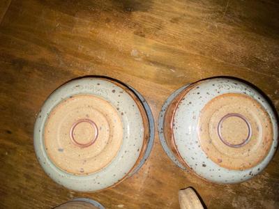 SIGNED "BARNES" KITCHEN POTTERY MUGS & BOWLS