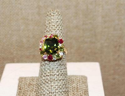 Size 6 ¼ Large GREEN Asscher Cut Stone Ring with Red, Green, Pink & White Stone Surround on a Gold Tone Band (6.7g)