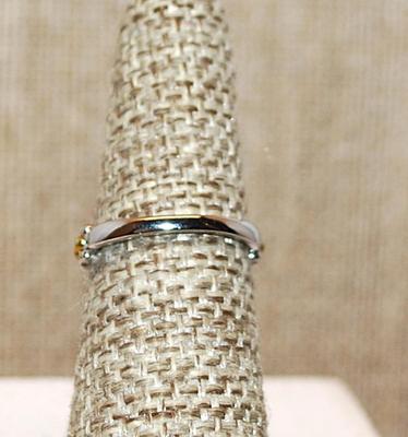 Size 6 Delicate Half Infinity Row of 9 Metal Flowers on a Silver Tone Band (1.9g)