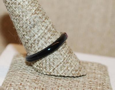 Size 10 BLACK Enamel Ring with Single Round Deep RED Stone on a Silver Tone Band (2.6g)