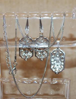 Purple/Silver JEWELRY SET Includes Earrings (1½" x ¾") with Wire Hook & PENDANT (1½" x ¾") on a Silver Tone...
