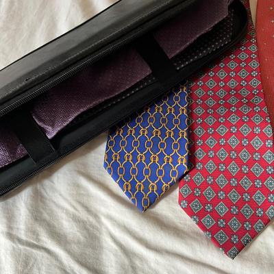 M1036 Large Lot of Men's Silk Ties, BROOKS BROTHERS, JOSEPH ABBOUD, VINEYARD VINES, POLO