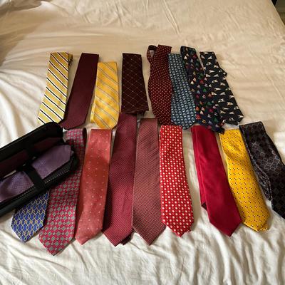 M1036 Large Lot of Men's Silk Ties, BROOKS BROTHERS, JOSEPH ABBOUD, VINEYARD VINES, POLO