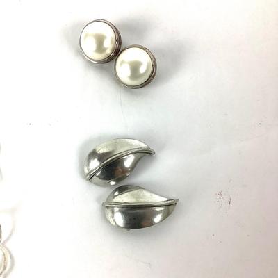 M1061 Artisan Hammered Silver Link Necklace with Silver Clip Earrings
