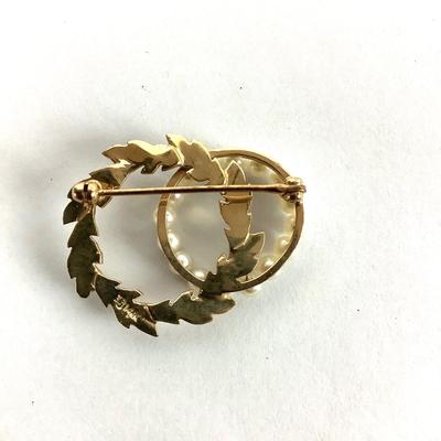 M1066 14k Yellow Gold Circle Leaf Pearl Pin