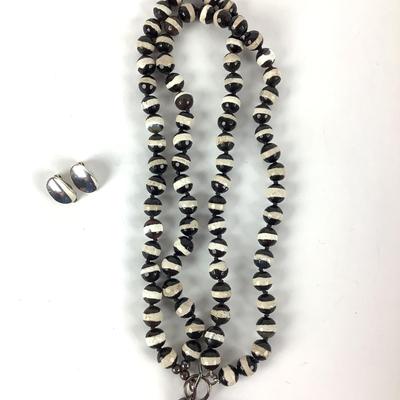 M1068 Ladies Black & White Glass Faceted Beaded Necklace with Silver Clip Earrings