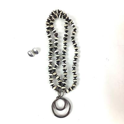 M1068 Ladies Black & White Glass Faceted Beaded Necklace with Silver Clip Earrings