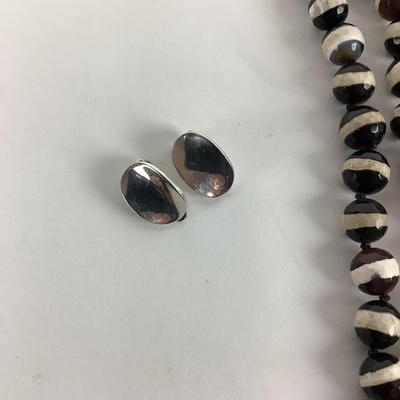 M1068 Ladies Black & White Glass Faceted Beaded Necklace with Silver Clip Earrings