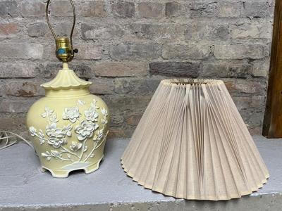 Vintage yellow flower cameo lamp